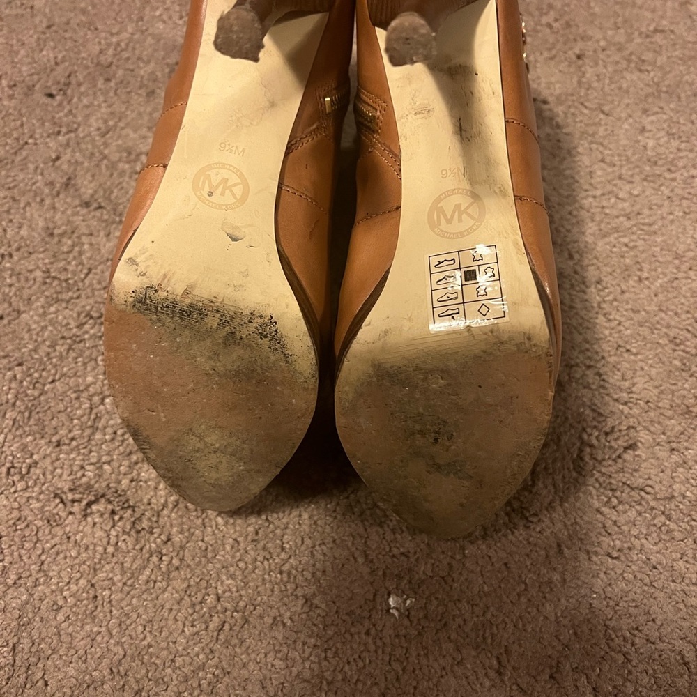 slightly used Michael Kors ankle boots. Great condition,8 1/2 size women’s boot. - Picture 2 of 6